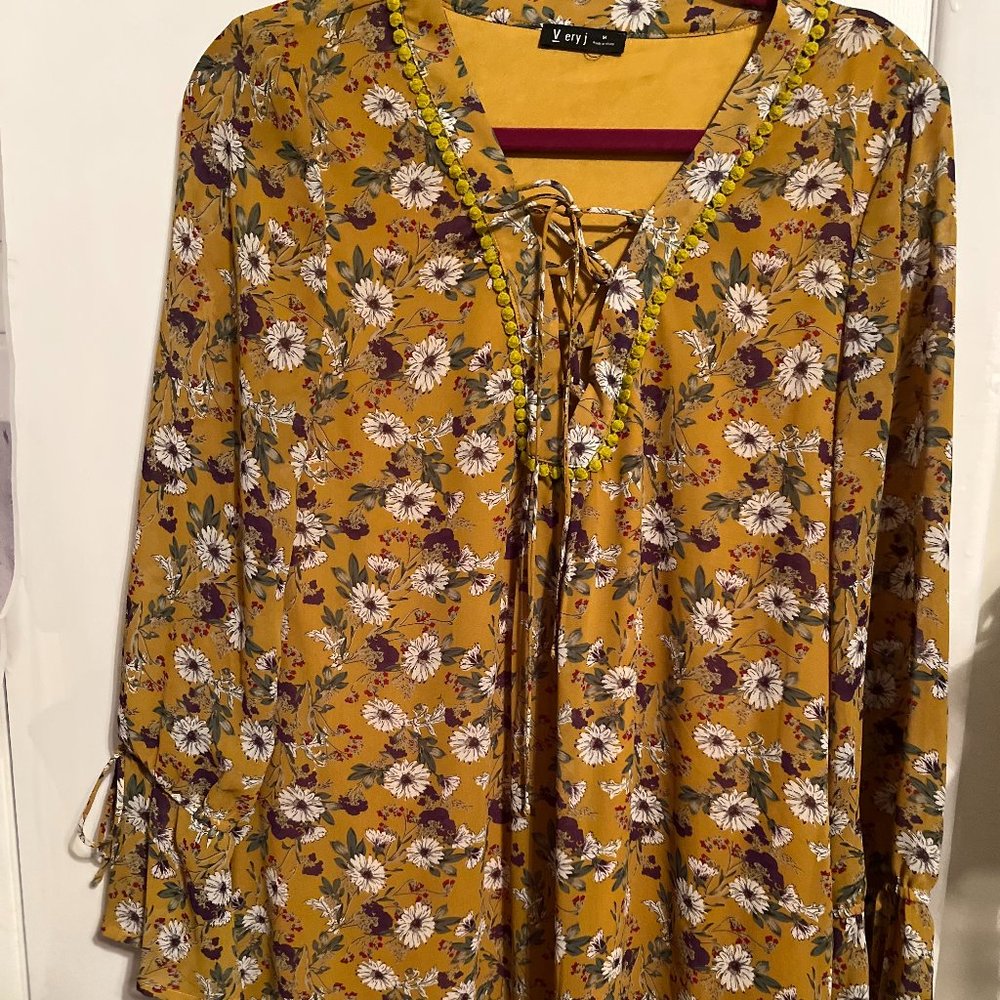 VERY J Pretty tie at neck lace trim SZ M